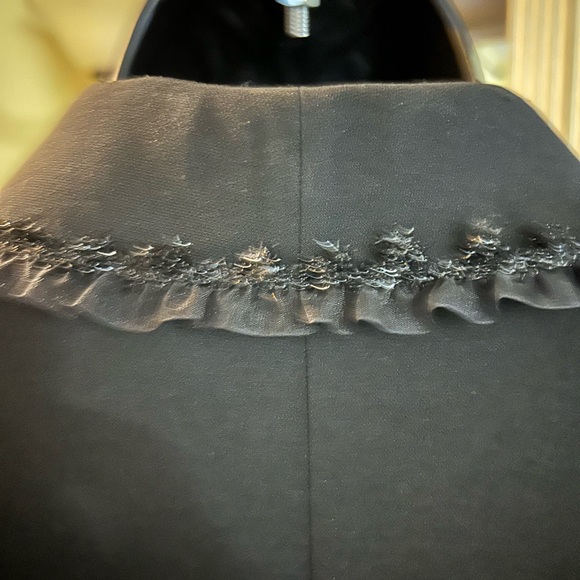 Black suit by Tahari size 8 - Picture 4 of 7